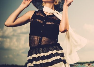 Femme élégante en robe beige et nor et chapeau