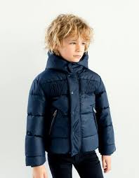 Jeune garçon en parka foncée