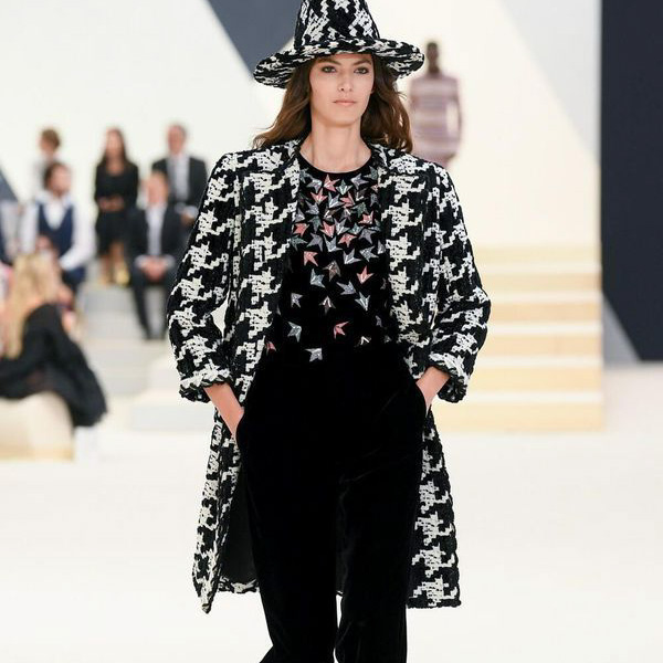 Femme en pantalon nor et manteau d'hiver assorti à son chapeau