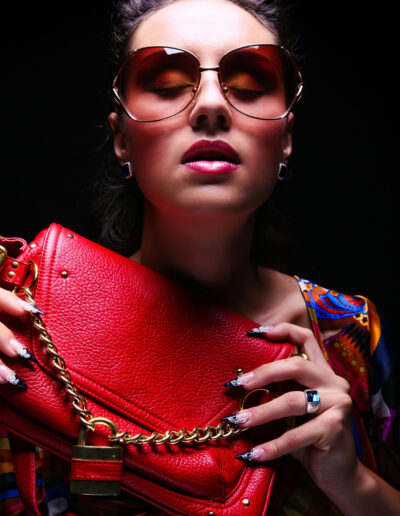 Beau mannequin avec un sac