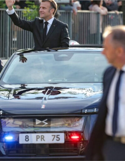Le Président en DS8 MACRON